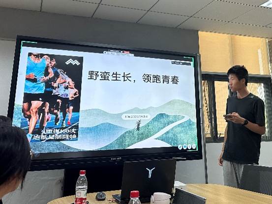 人们在看台上的人在房间里AI 生成的内容可能不正确。