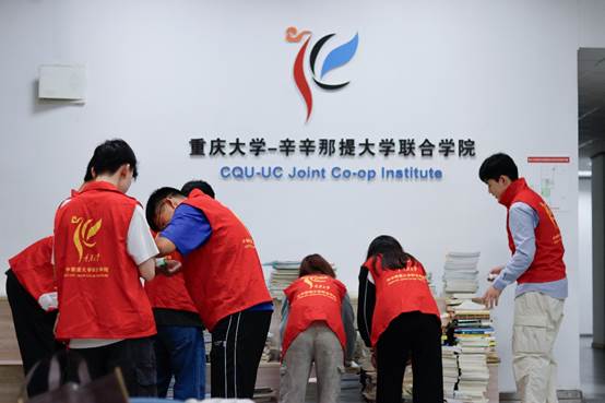 一群人站在人的照片上写着字AI 生成的内容可能不正确。