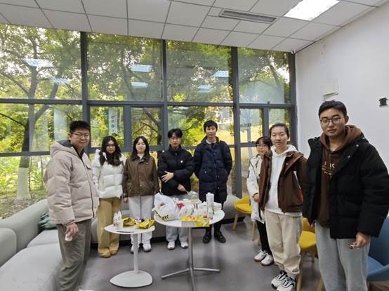 一群人站在桌子边AI 生成的内容可能不正确。