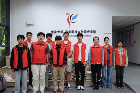 一群人站在一起合影AI 生成的内容可能不正确。