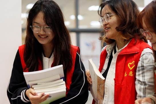 女人们站在一起AI 生成的内容可能不正确。