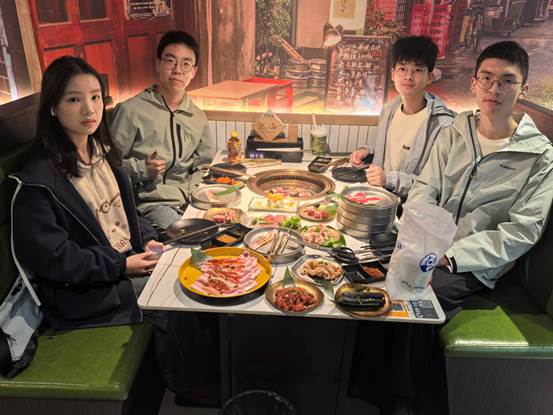 一群人在餐厅吃饭AI 生成的内容可能不正确。